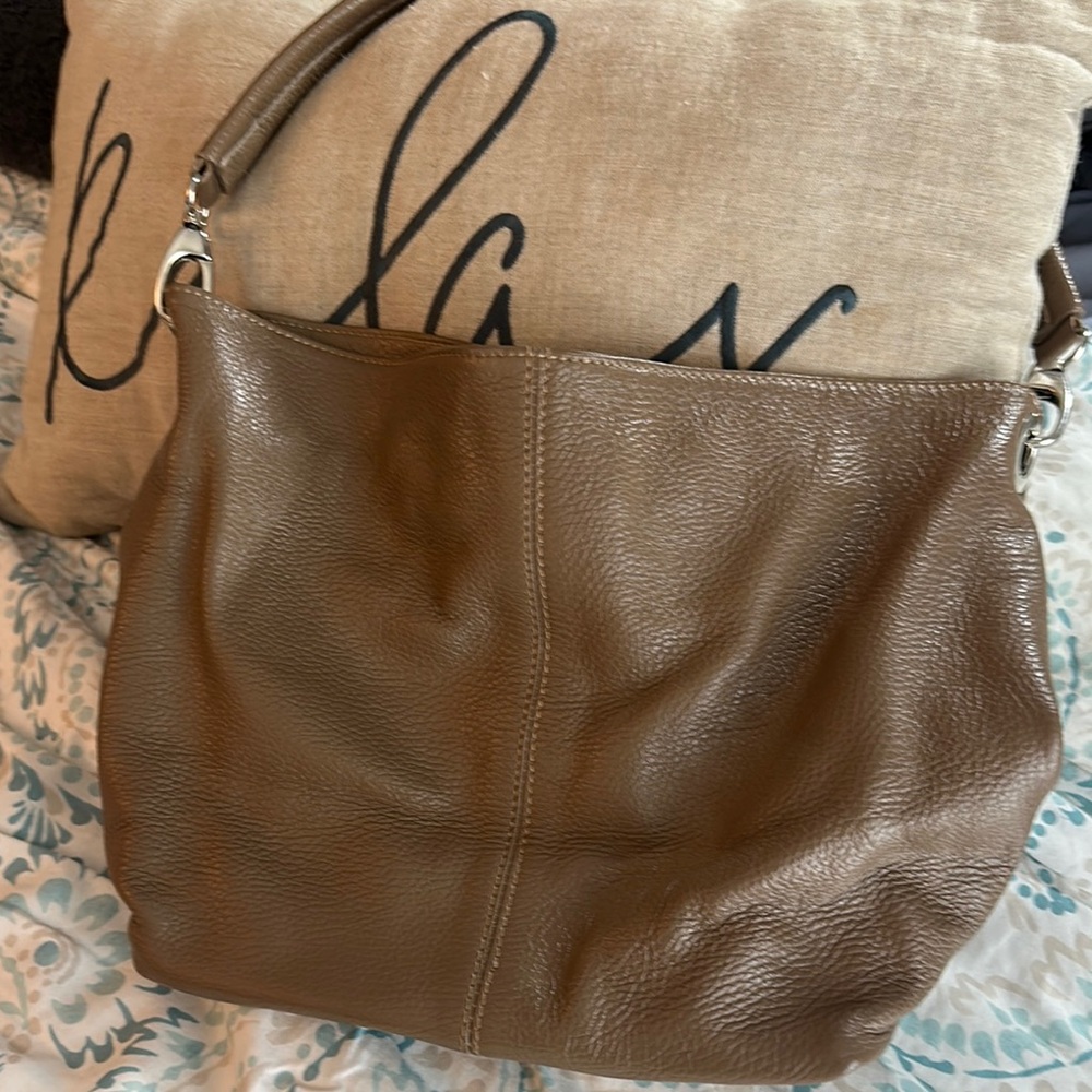 Chic Tan Leather Shoulder Bag